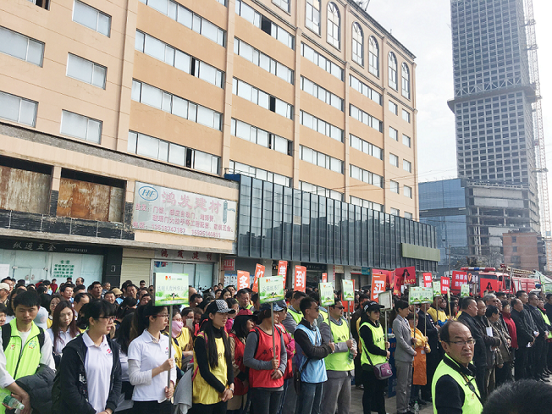 2017年3月5日，是我国第54个学雷锋纪念日。3月份的春天万物复苏，百花齐放。阳光透过淡薄的云层照耀着大地，它的万道金光愉快地普照着万物。春风拂面,是那么清柔,那么亲切,就像是雷锋的精神一直温暖着、鼓舞着我们!