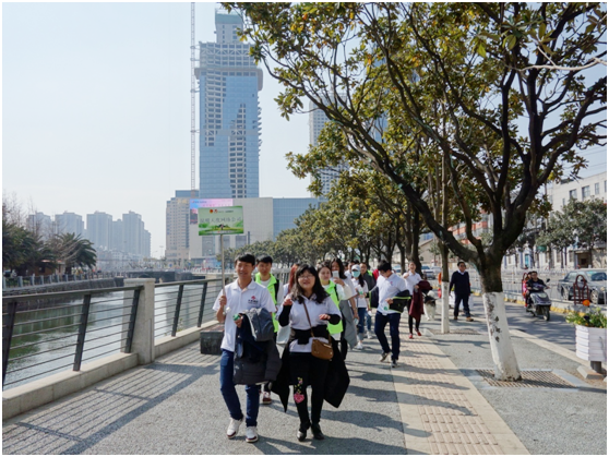 一路上，志愿者把“学雷锋践行动 树新风做好事 做志愿者”的精神传扬到大街小巷，把雷锋为人民服务的志愿精神带到城市的每个角落。